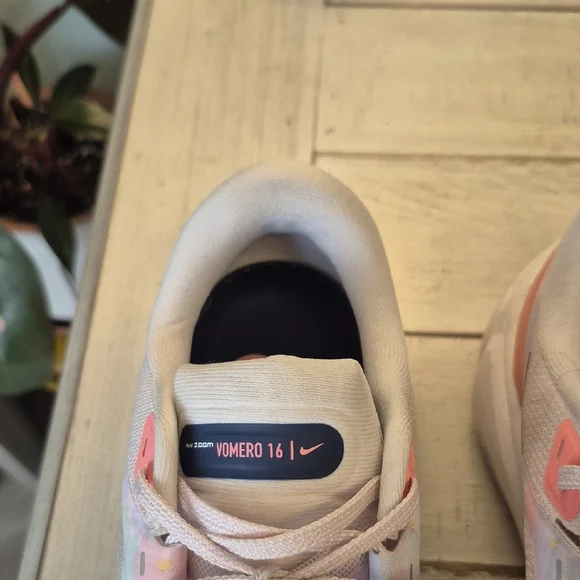 Nike Women's Vomero 16 - Cream and Pink Floral - Picture 4 of 6